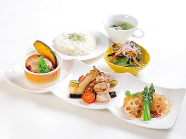 おすすめランチ　自家製トマト煮込みハンバーグ＆グリルチキン＆海老クリームコロッケ